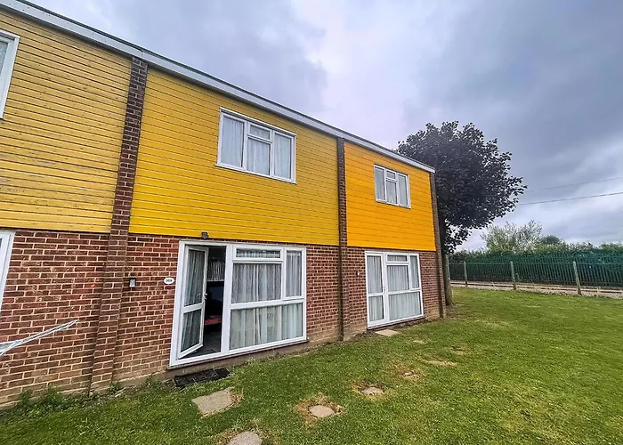 7 Berth Chalet Nearby Hemsby Beach In Norfolk Ref 18168B